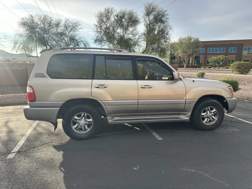 2002 Lexus LX 2nd Gen - Image 24 of 31