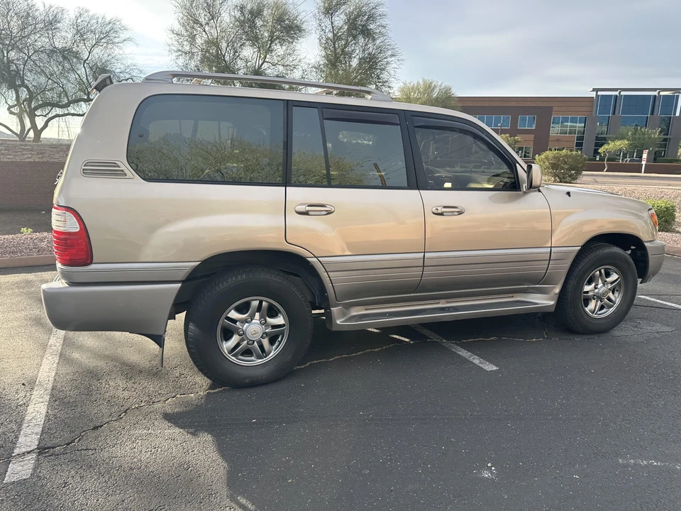 2002 Lexus LX 2nd Gen - Image 23 of 31