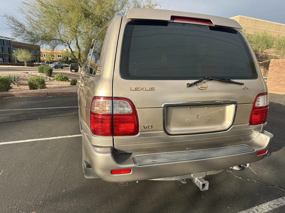 2002 Lexus LX 2nd Gen - Image 11 of 31