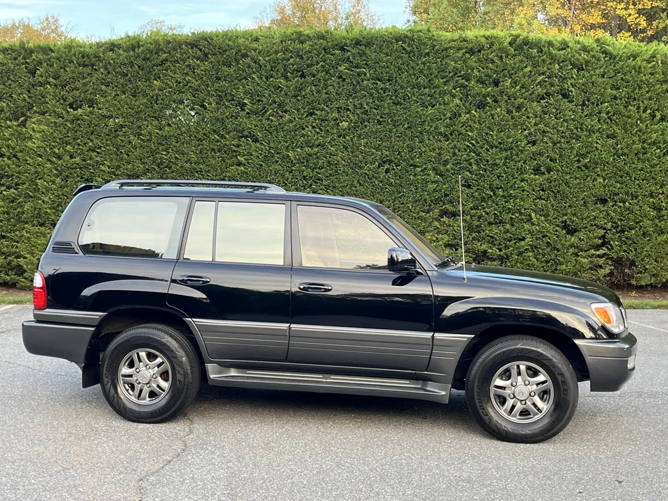 2002 Lexus LX 2nd Gen - Image 25 of 31