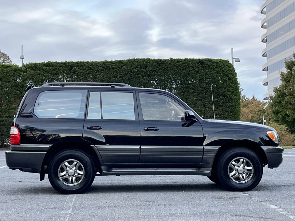 2002 Lexus LX 2nd Gen - Image 5 of 31