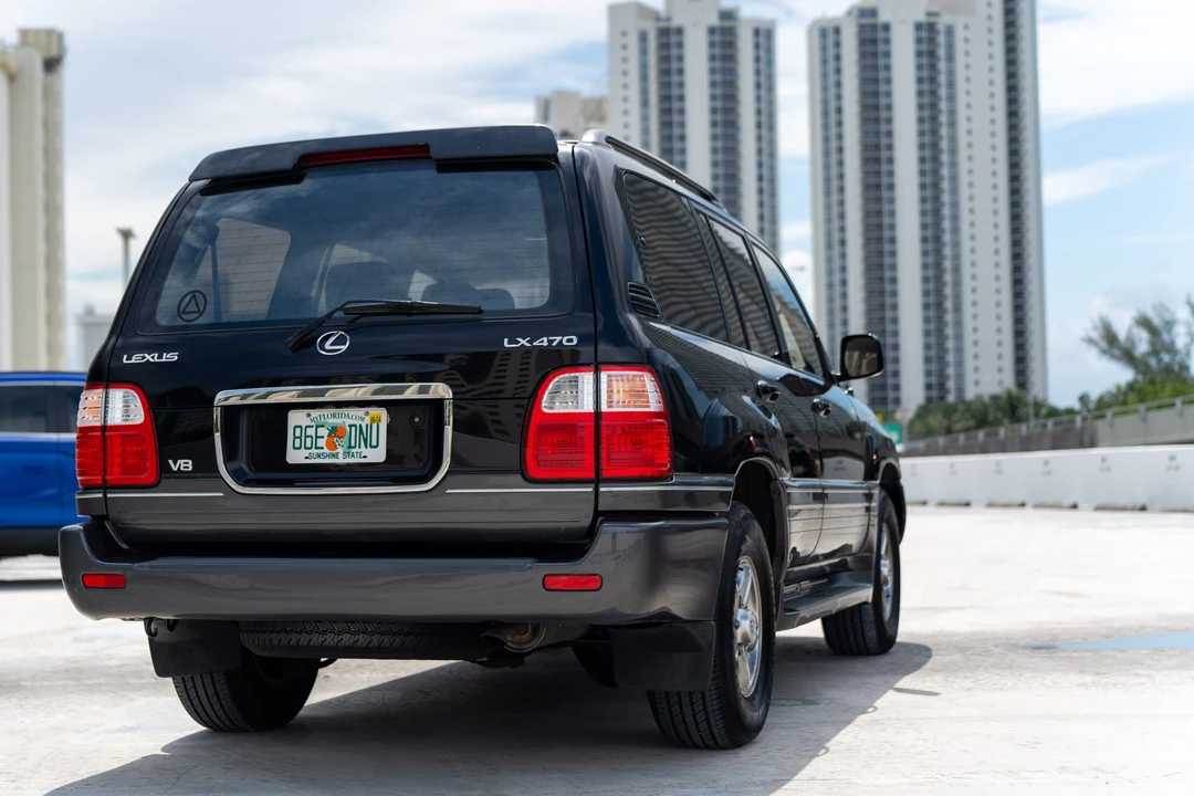 2002 Lexus LX 2nd Gen - Image 25 of 31