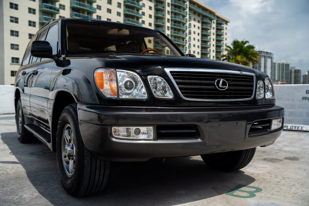 2002 Lexus LX 2nd Gen - Image 11 of 31