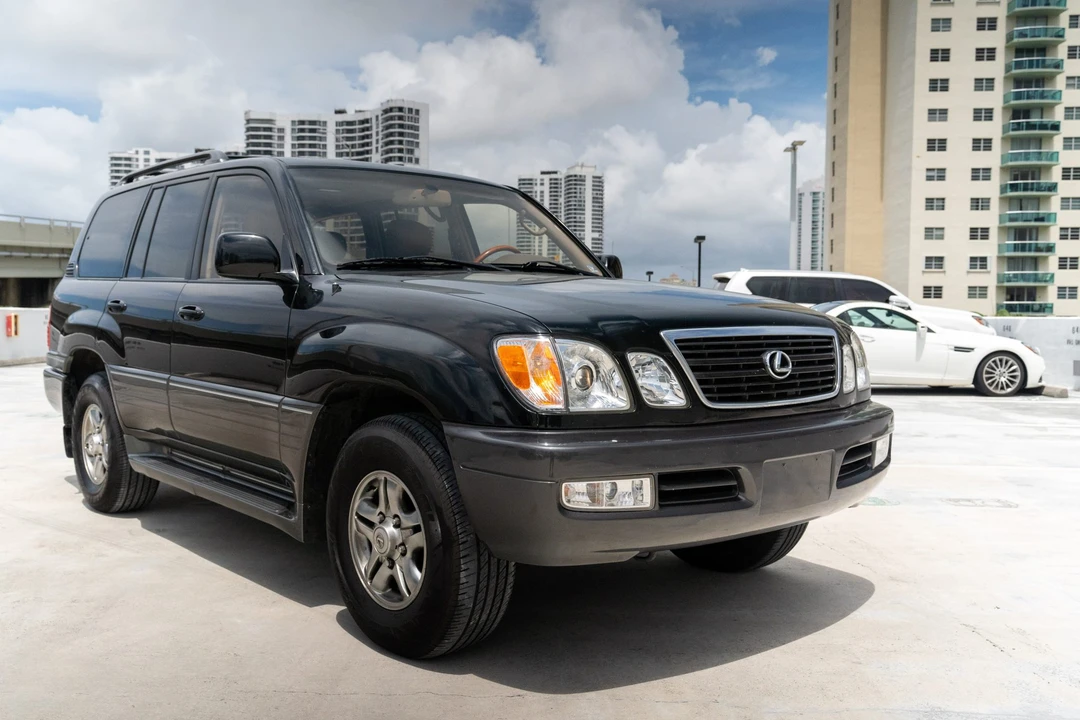 2002 Lexus LX 2nd Gen - Image 17 of 31