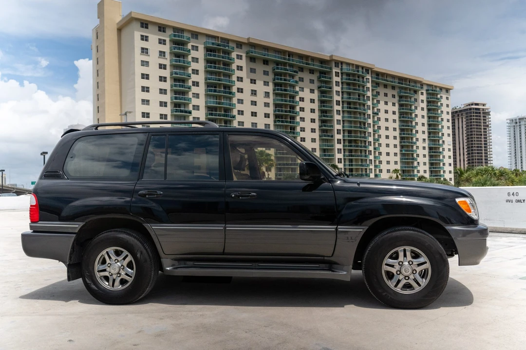 2002 Lexus LX 2nd Gen - Image 21 of 31