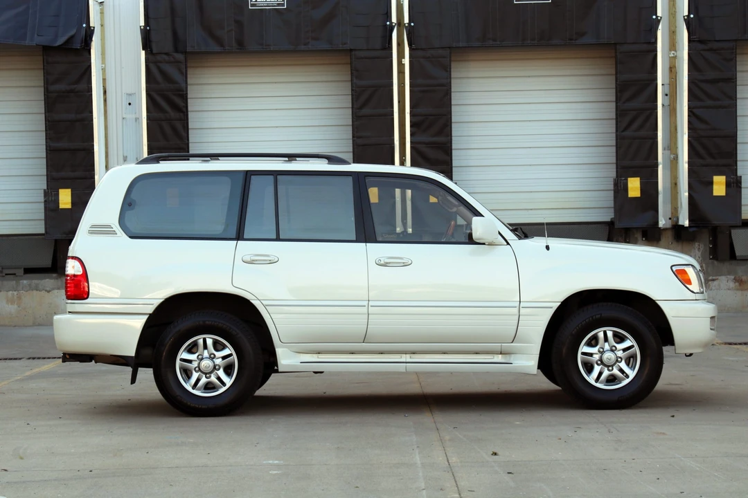 2002 Lexus LX 2nd Gen - Image 11 of 31