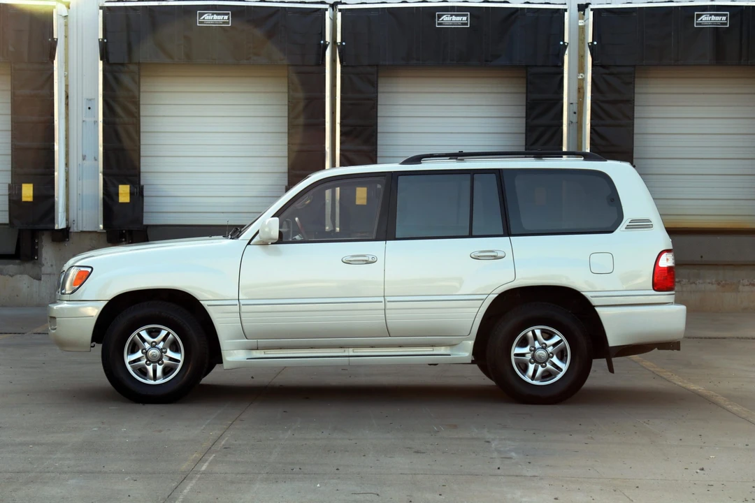 2002 Lexus LX 2nd Gen - Image 15 of 31