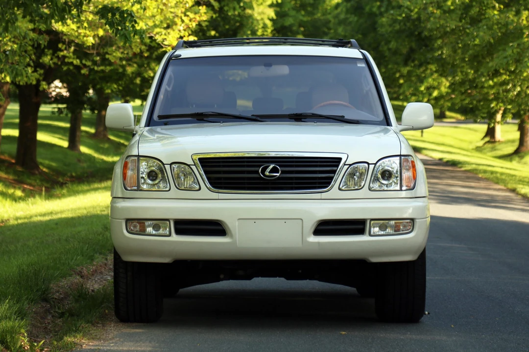 2002 Lexus LX 2nd Gen - Image 16 of 31