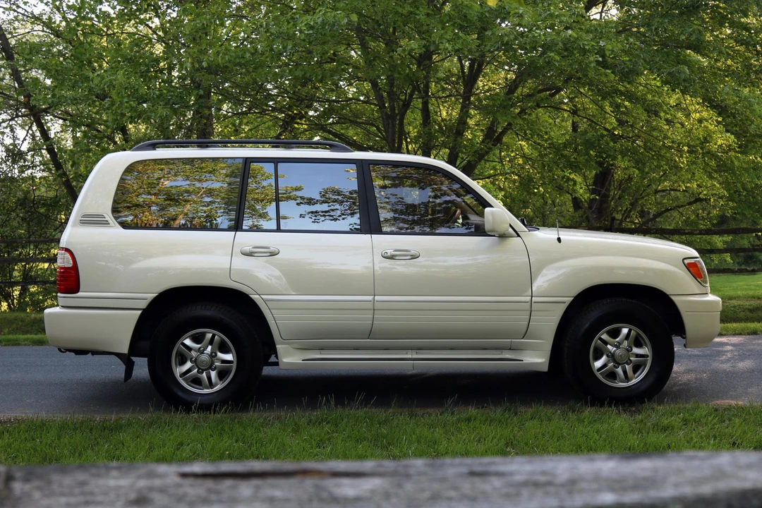 2002 Lexus LX 2nd Gen - Image 19 of 31