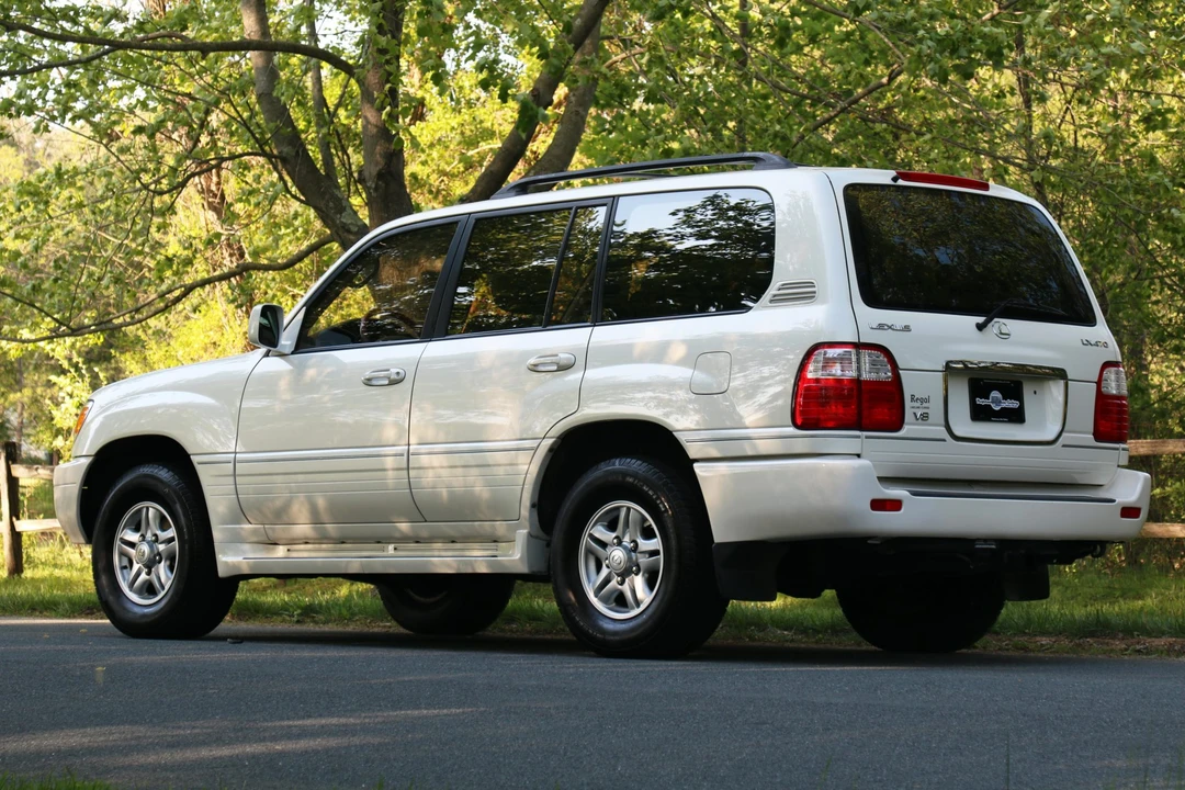 2002 Lexus LX 2nd Gen - Image 25 of 31