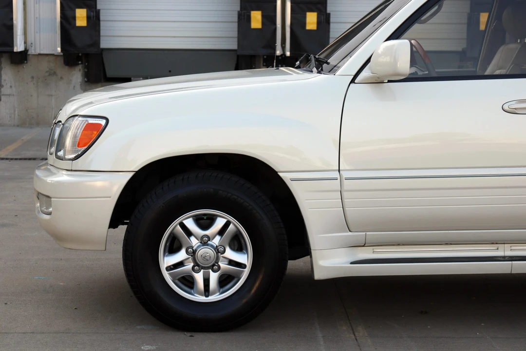 2002 Lexus LX 2nd Gen - Image 28 of 31
