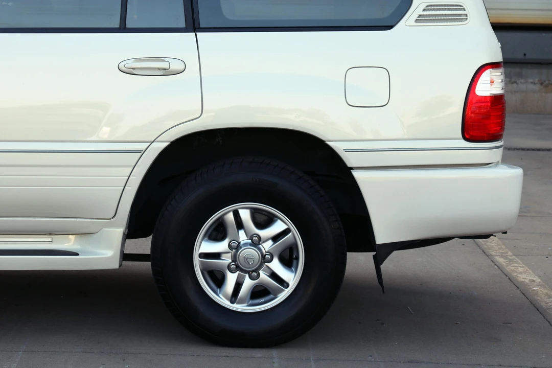 2002 Lexus LX 2nd Gen - Image 29 of 31