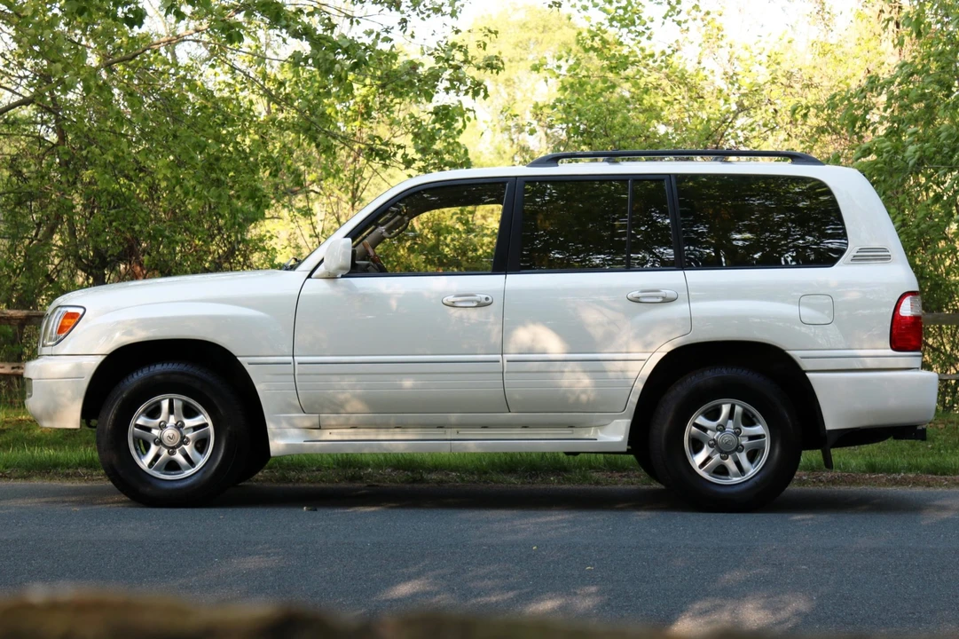 2002 Lexus LX 2nd Gen - Image 27 of 31