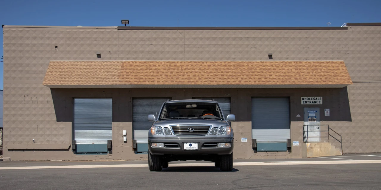 2002 Lexus LX 2nd Gen - Image 13 of 31