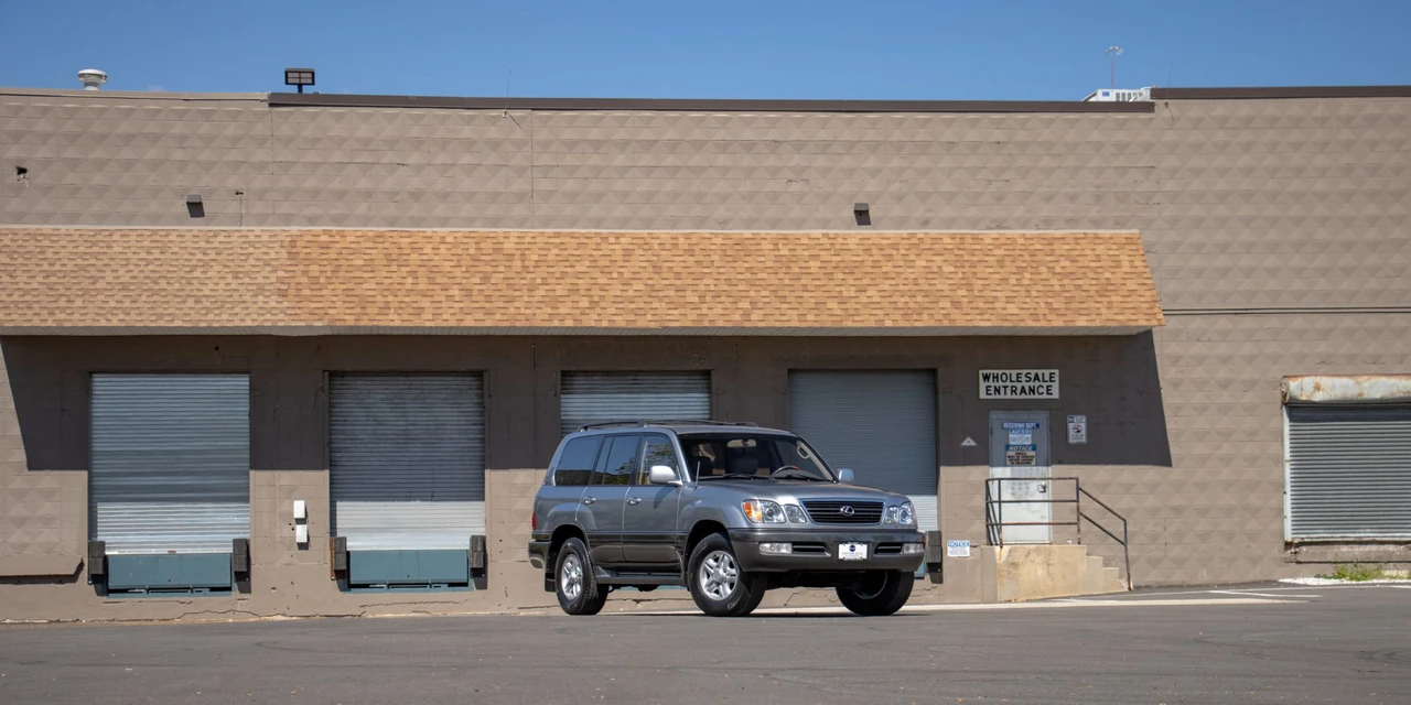 2002 Lexus LX 2nd Gen - Image 12 of 31
