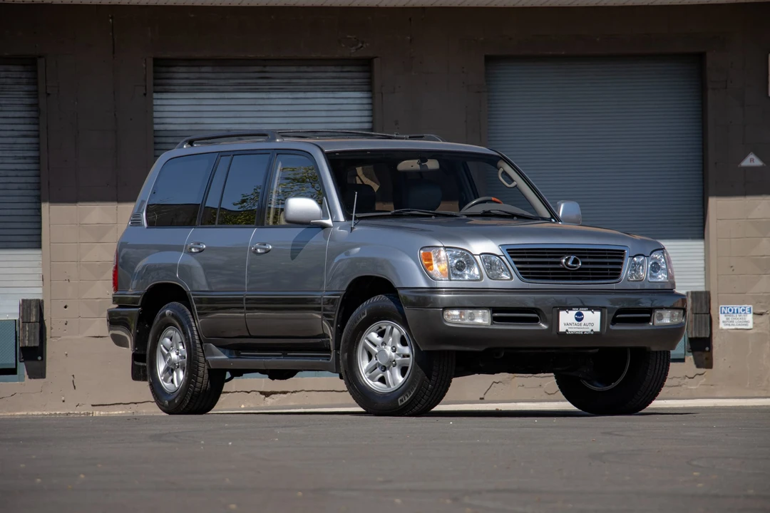 2002 Lexus LX 2nd Gen - Image 11 of 31
