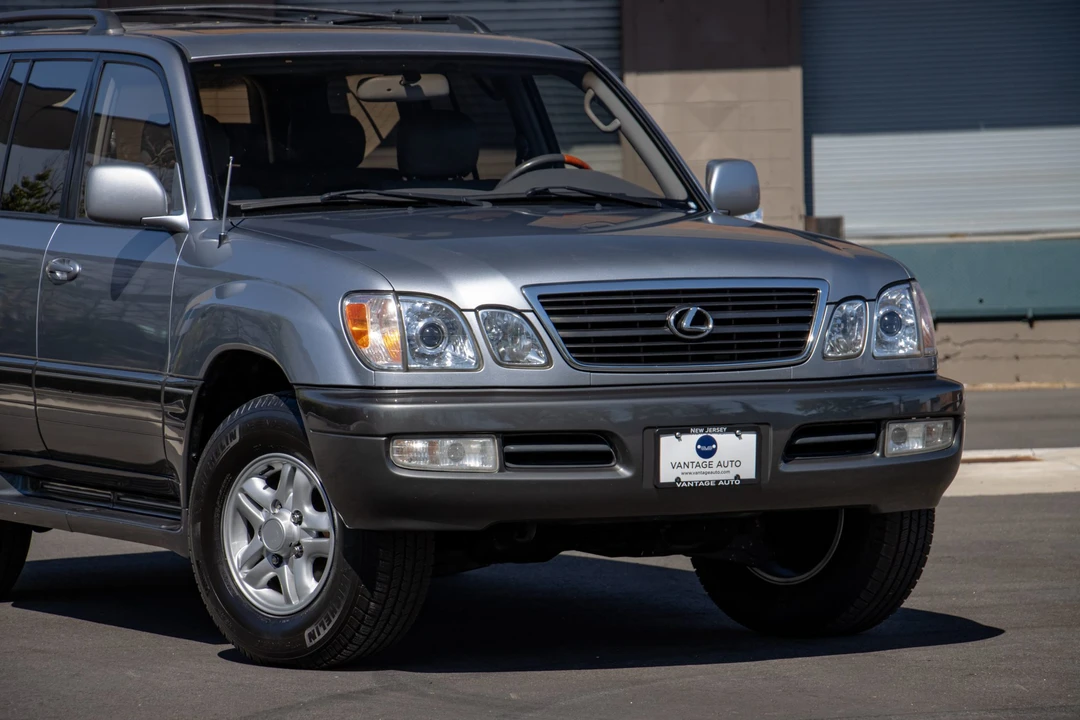 2002 Lexus LX 2nd Gen - Image 25 of 31