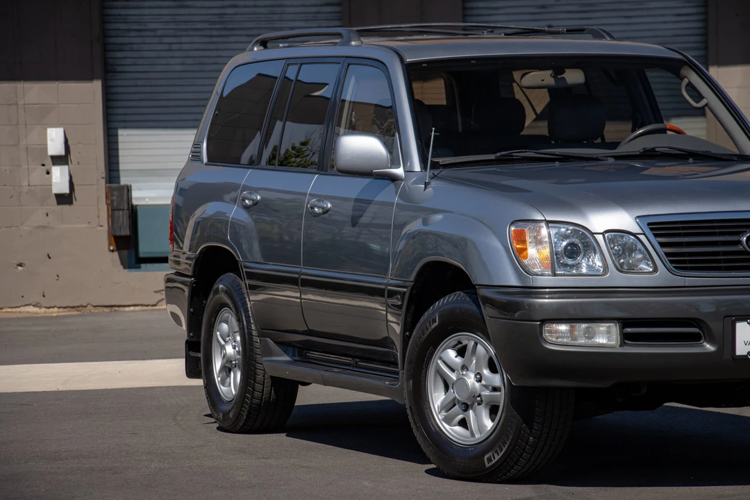2002 Lexus LX 2nd Gen - Image 24 of 31