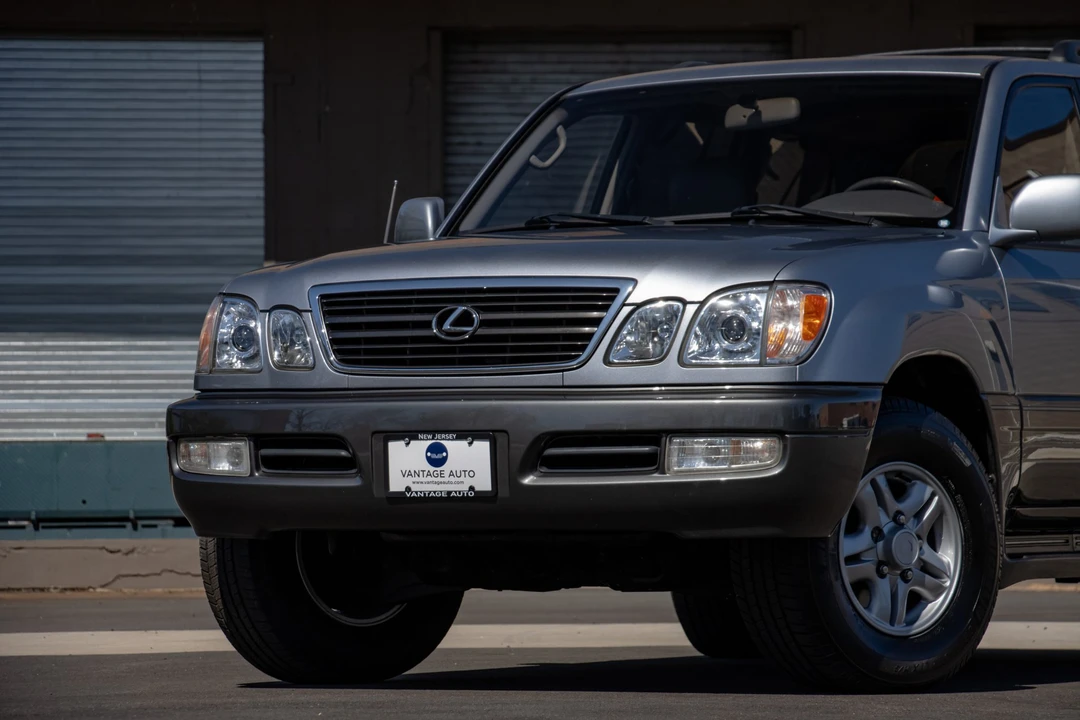 2002 Lexus LX 2nd Gen - Image 16 of 31