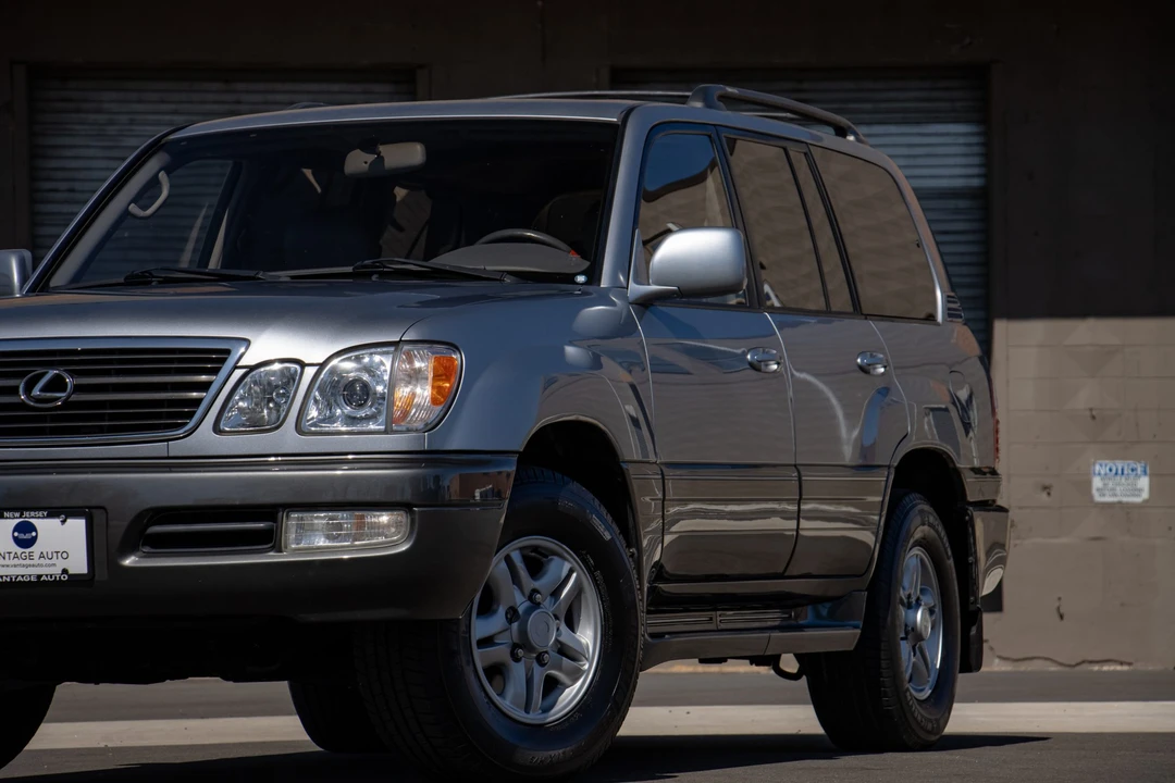 2002 Lexus LX 2nd Gen - Image 17 of 31