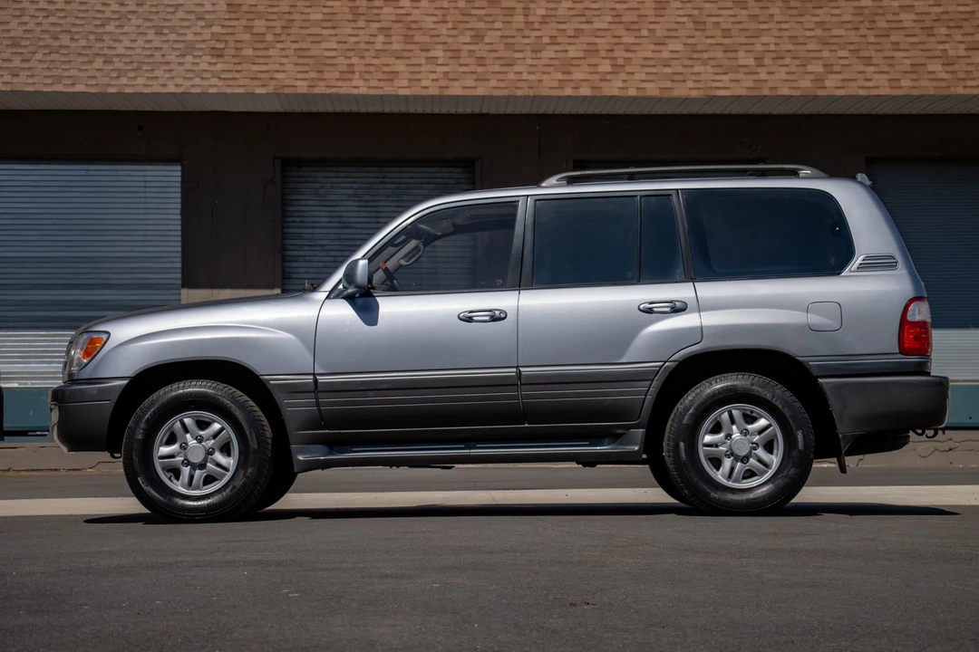 2002 Lexus LX 2nd Gen - Image 4 of 31