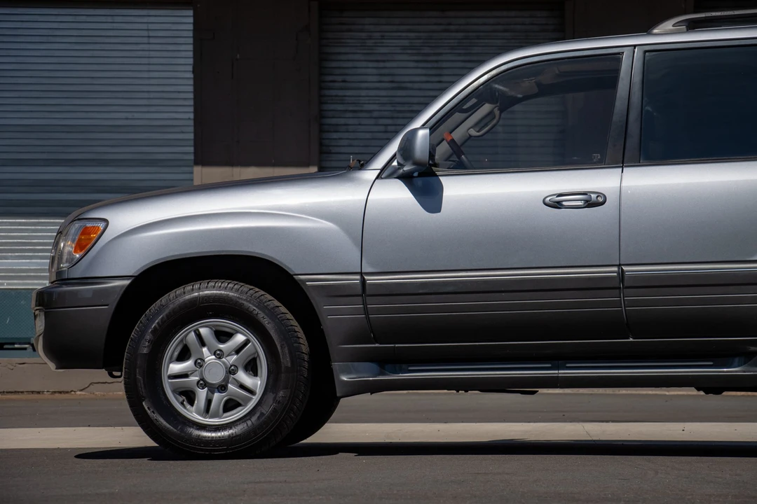 2002 Lexus LX 2nd Gen - Image 18 of 31