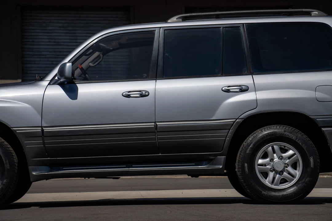 2002 Lexus LX 2nd Gen - Image 19 of 31