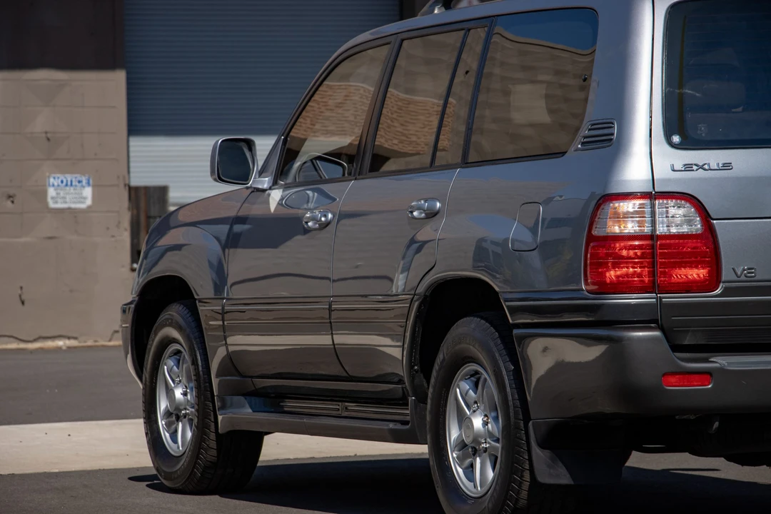 2002 Lexus LX 2nd Gen - Image 21 of 31