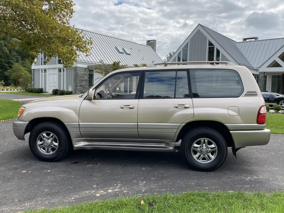 2002 Lexus LX 2nd Gen - Image 23 of 31