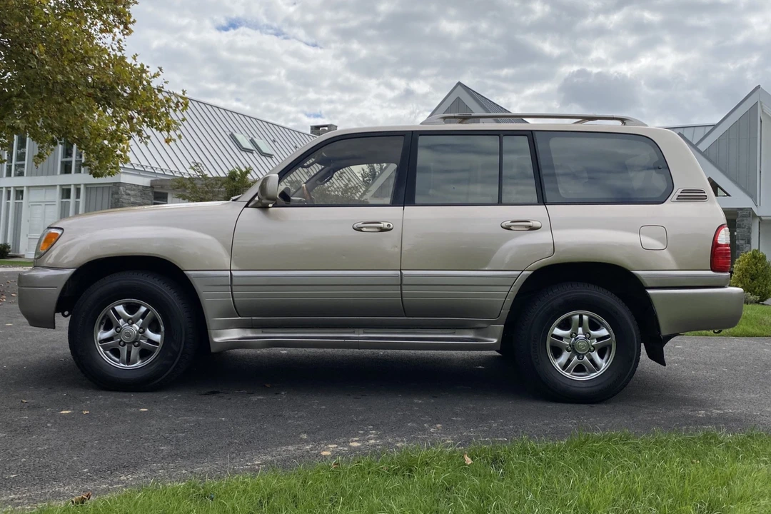2002 Lexus LX 2nd Gen - Image 21 of 31