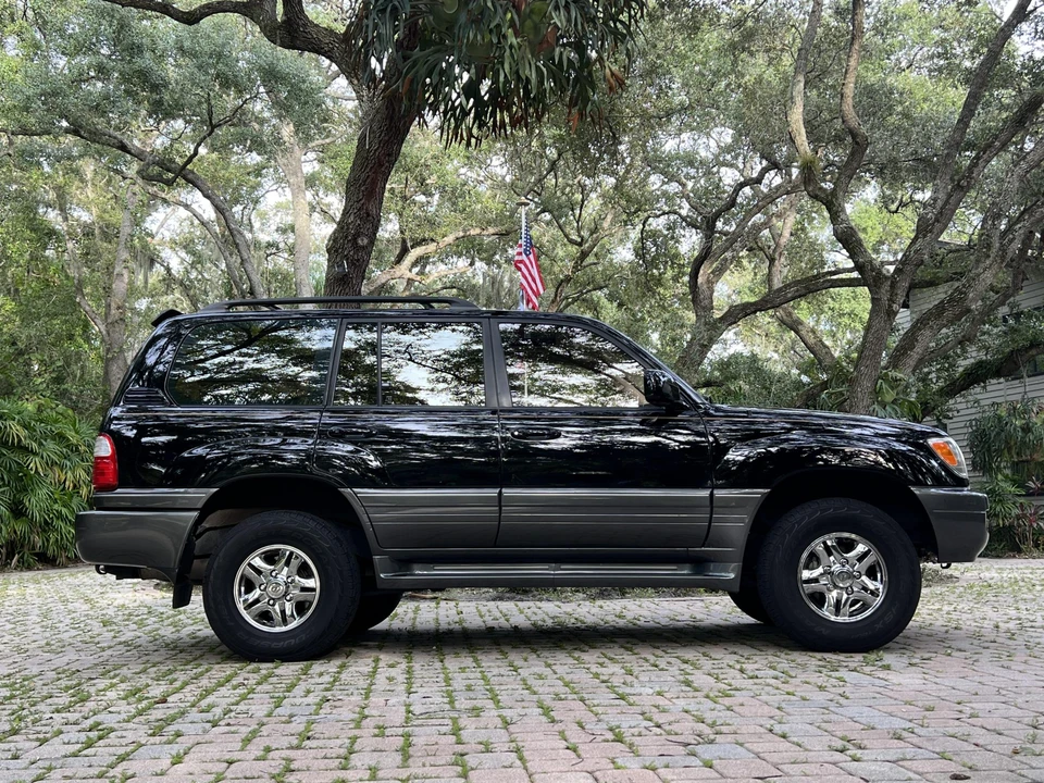 2002 Lexus LX 2nd Gen - Image 26 of 31