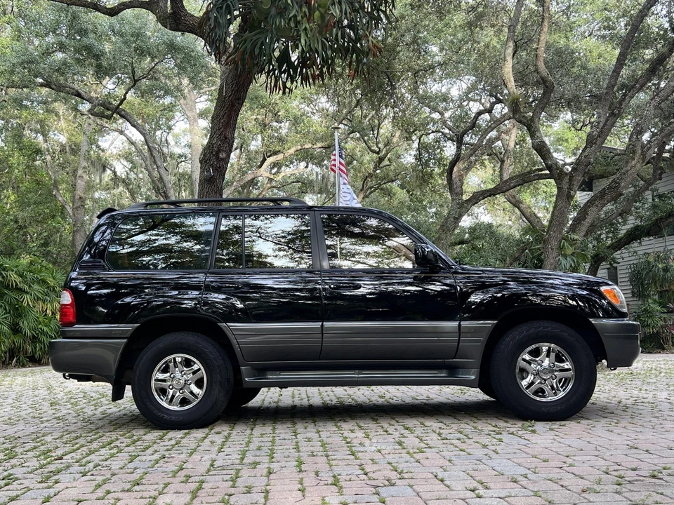 2002 Lexus LX 2nd Gen - Image 27 of 31