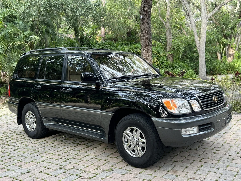 2002 Lexus LX 2nd Gen - Image 23 of 31