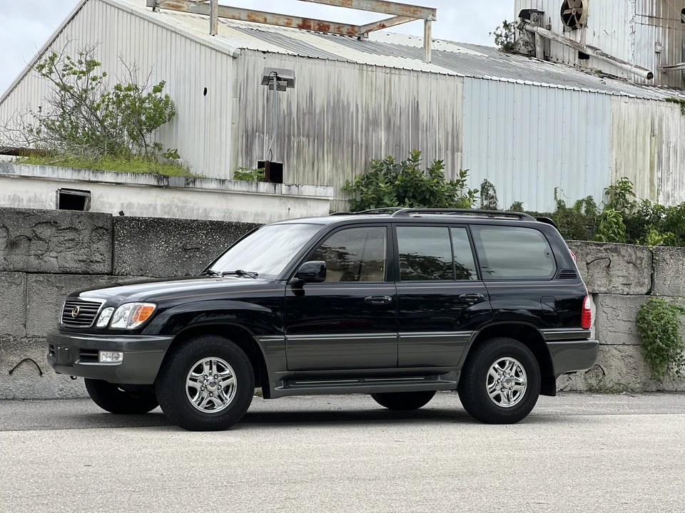 2002 Lexus LX 2nd Gen - Image 18 of 31