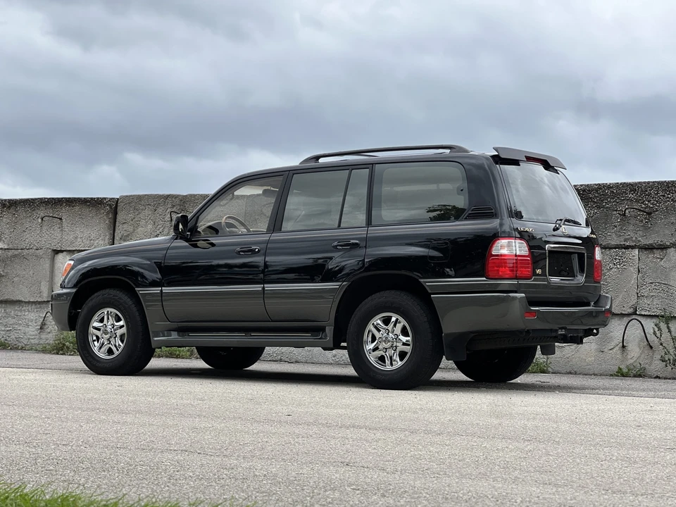 2002 Lexus LX 2nd Gen - Image 15 of 31