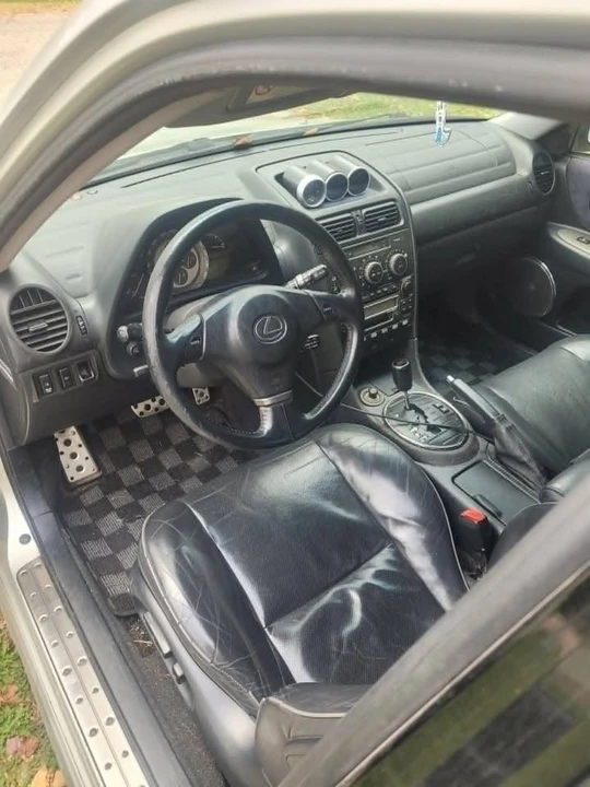 2002 Lexus IS 1st Gen - Image 9 of 11