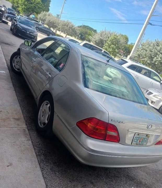 2002 Lexus LS 3rd Gen - Image 2 of 5