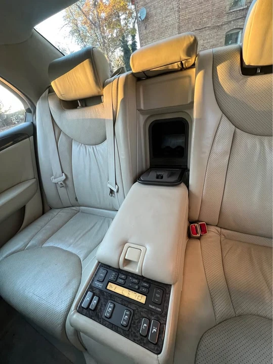 2002 Lexus LS 3rd Gen - Image 13 of 16