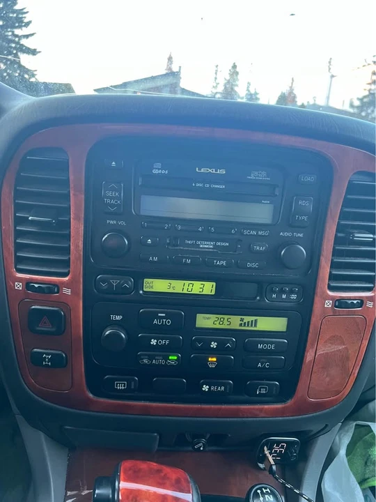 2002 Lexus LX 2nd Gen - Image 11 of 12