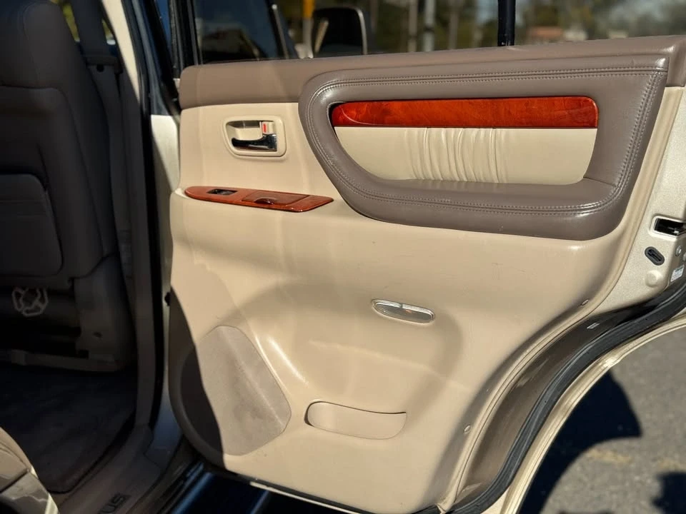 2002 Lexus LX 2nd Gen - Image 17 of 18