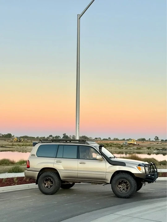 2002 Lexus LX 2nd Gen - Image 9 of 19