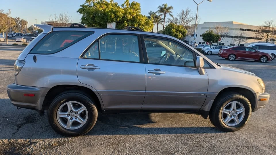 2002 Lexus RX 1st Gen - Image 2 of 15
