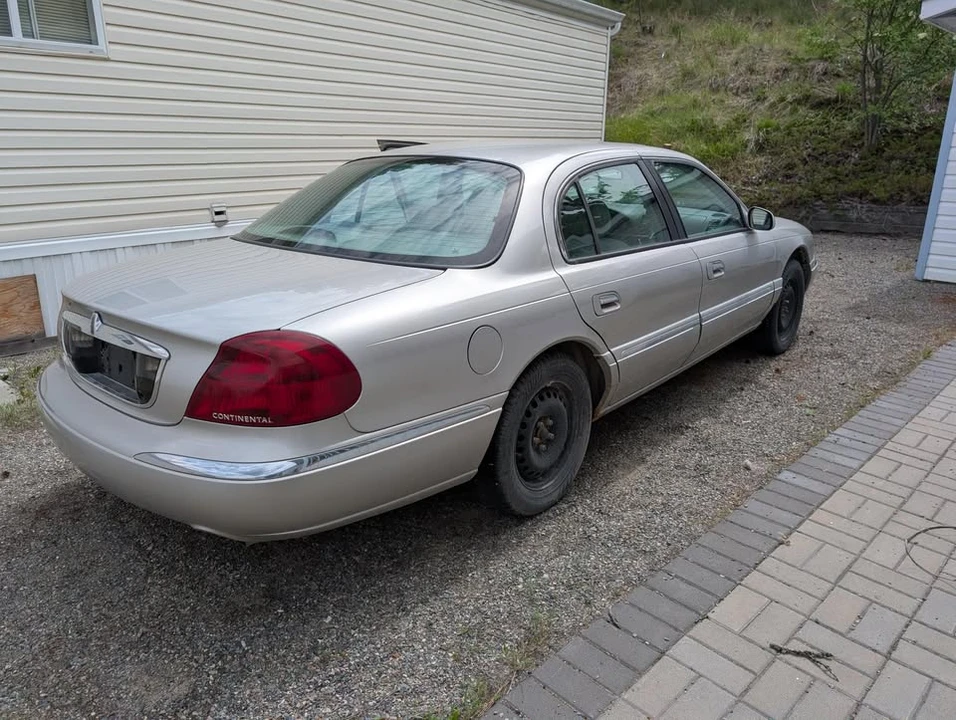 2002 Lincoln Continental 9th Gen - Image 2 of 8