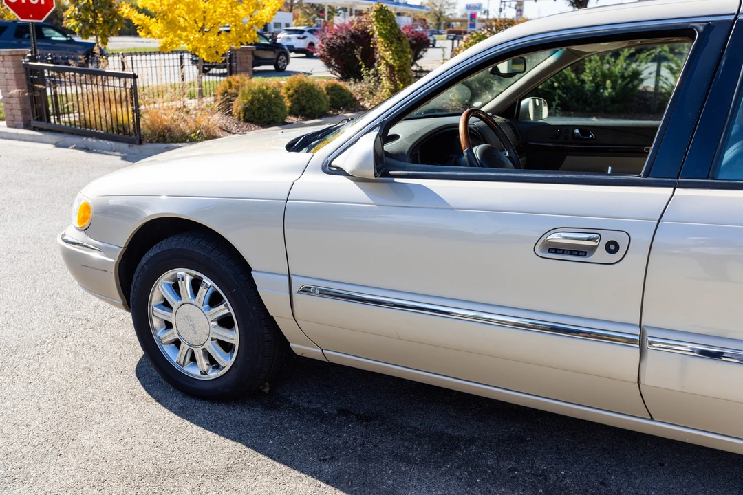 2002 Lincoln Continental 9th Gen - Image 3 of 21