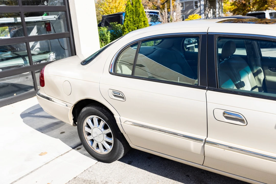 2002 Lincoln Continental 9th Gen - Image 11 of 21
