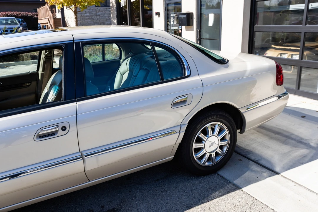2002 Lincoln Continental 9th Gen - Image 5 of 12