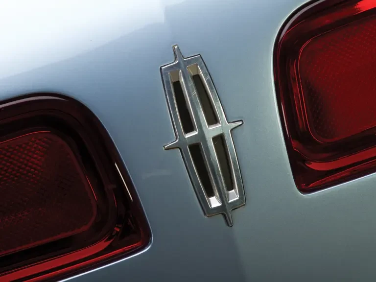 2002 Lincoln Continental 9th Gen - Image 12 of 13