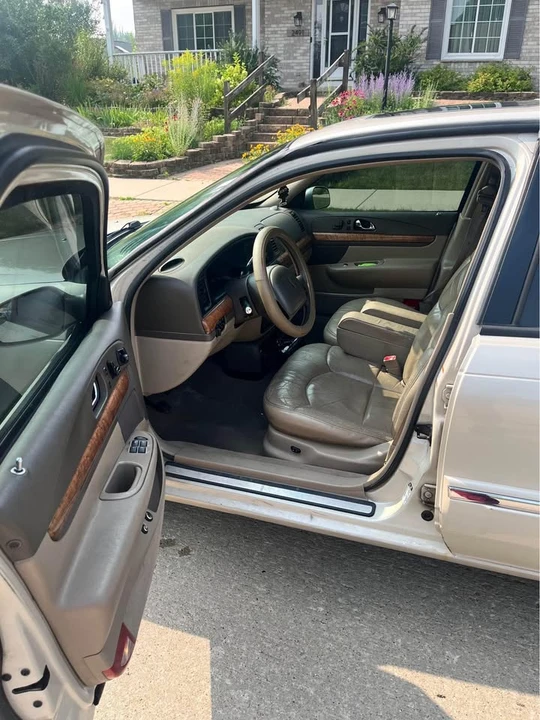 2002 Lincoln Continental 9th Gen - Image 2 of 5