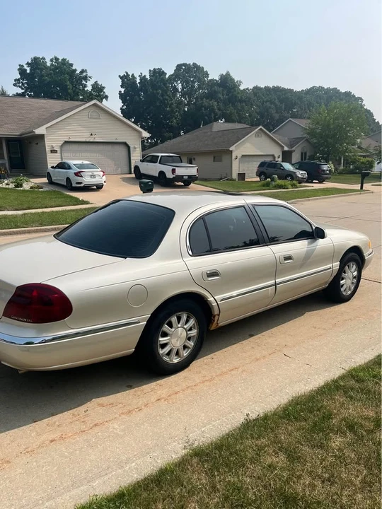 2002 Lincoln Continental 9th Gen - Image 3 of 5
