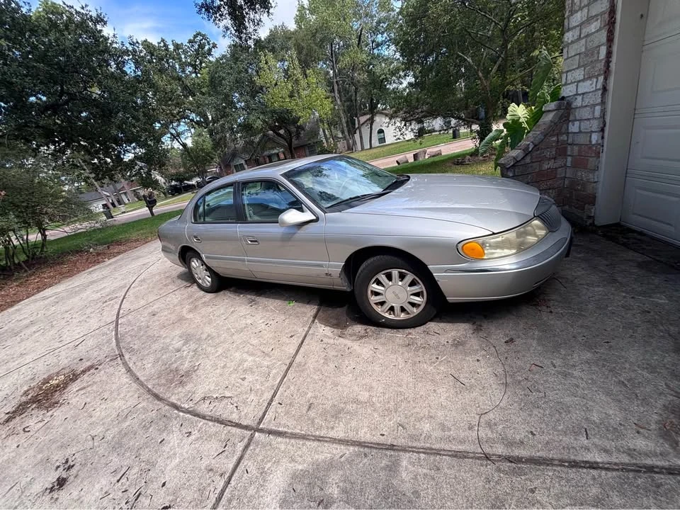 2002 Lincoln Continental 9th Gen - Image 2 of 4